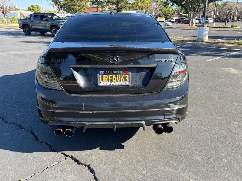 Mercedes-Benz C-Class Vehicle Full-screen Gallery Image 06