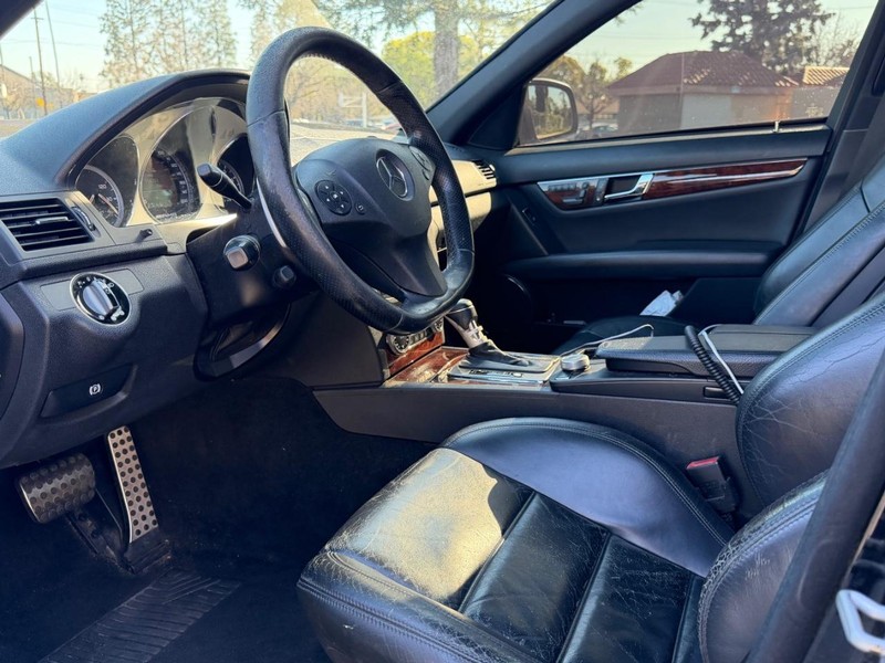 Mercedes-Benz C-Class Vehicle Full-screen Gallery Image 08