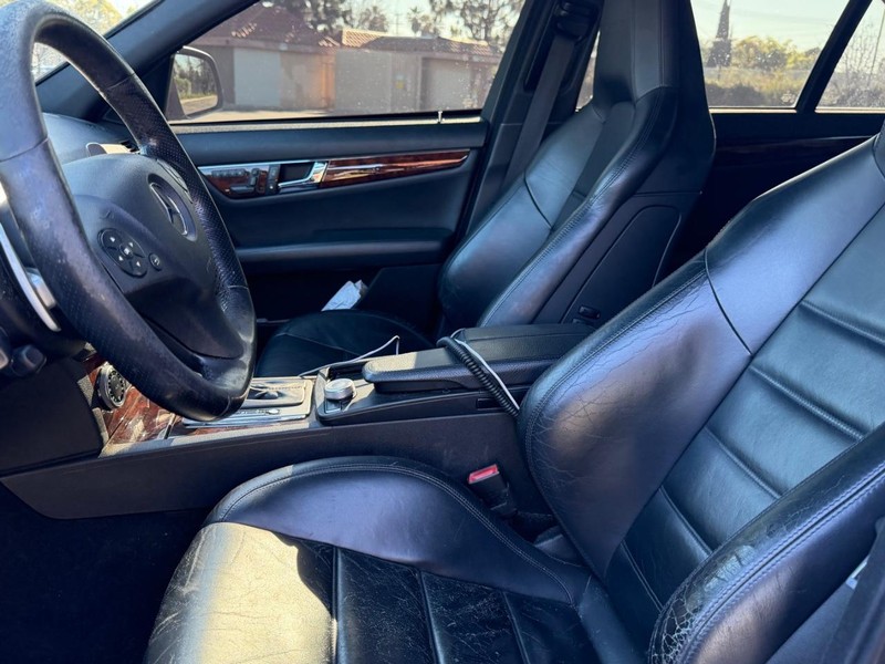 Mercedes-Benz C-Class Vehicle Full-screen Gallery Image 09