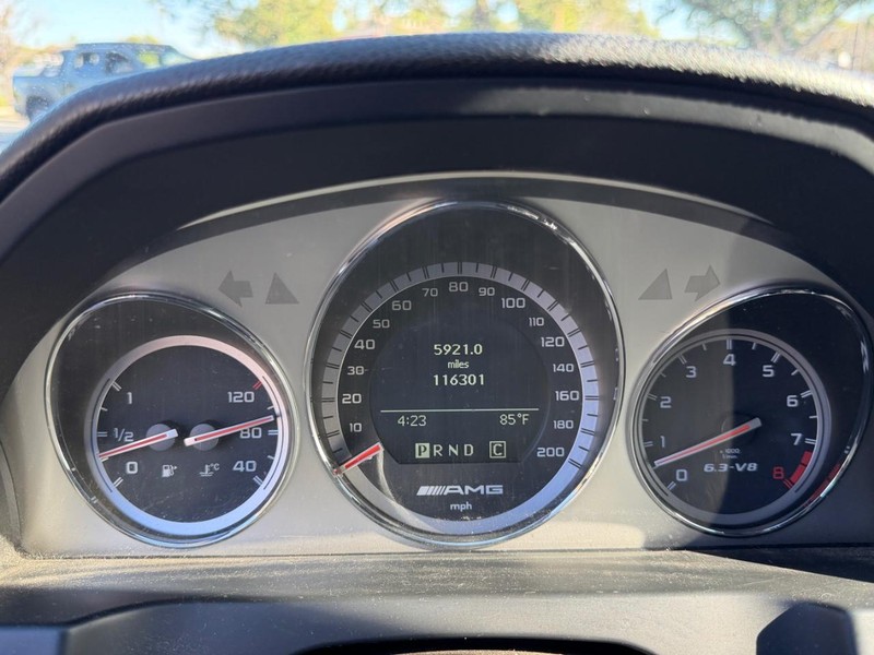 Mercedes-Benz C-Class Vehicle Full-screen Gallery Image 10