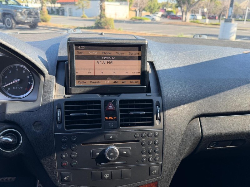 Mercedes-Benz C-Class Vehicle Full-screen Gallery Image 11