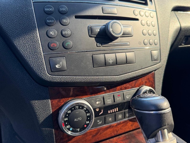 Mercedes-Benz C-Class Vehicle Full-screen Gallery Image 12