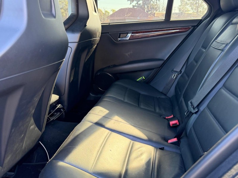 Mercedes-Benz C-Class Vehicle Full-screen Gallery Image 13