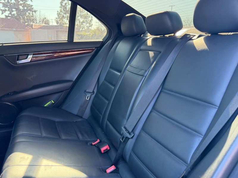 Mercedes-Benz C-Class Vehicle Full-screen Gallery Image 14