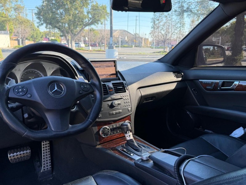 Mercedes-Benz C-Class Vehicle Full-screen Gallery Image 15