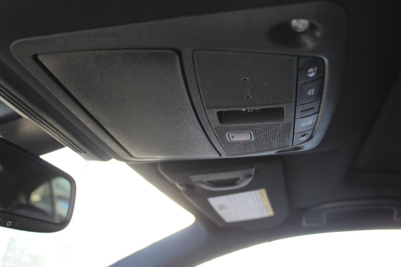 INFINITI Q50 Vehicle Full-screen Gallery Image 31