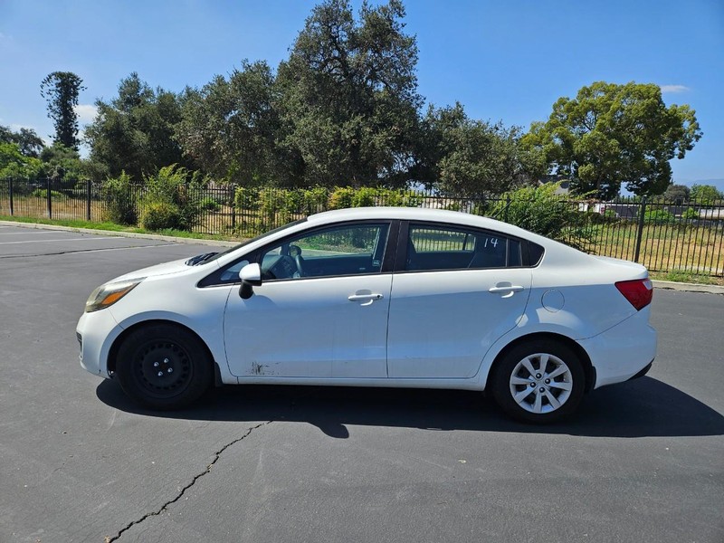 Kia Rio Vehicle Full-screen Gallery Image 02