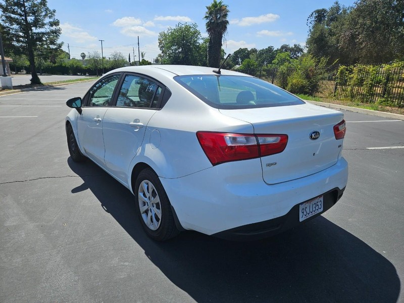 Kia Rio Vehicle Full-screen Gallery Image 03