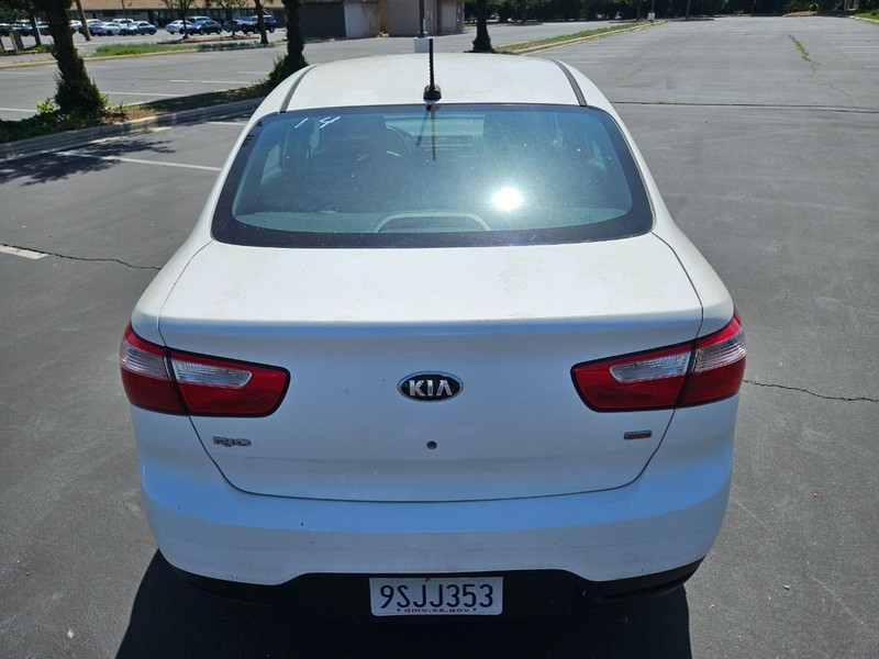 Kia Rio Vehicle Full-screen Gallery Image 04