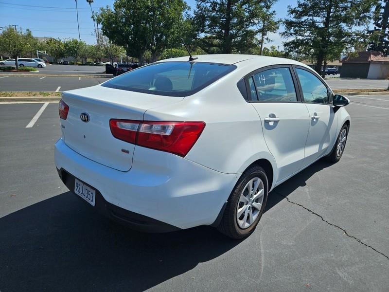 Kia Rio Vehicle Full-screen Gallery Image 05