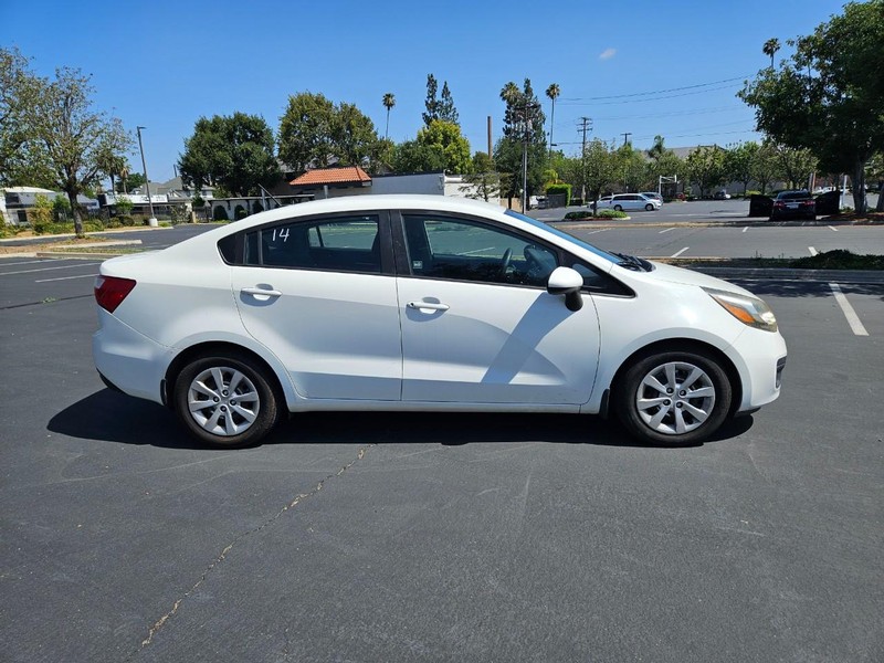 Kia Rio Vehicle Full-screen Gallery Image 06