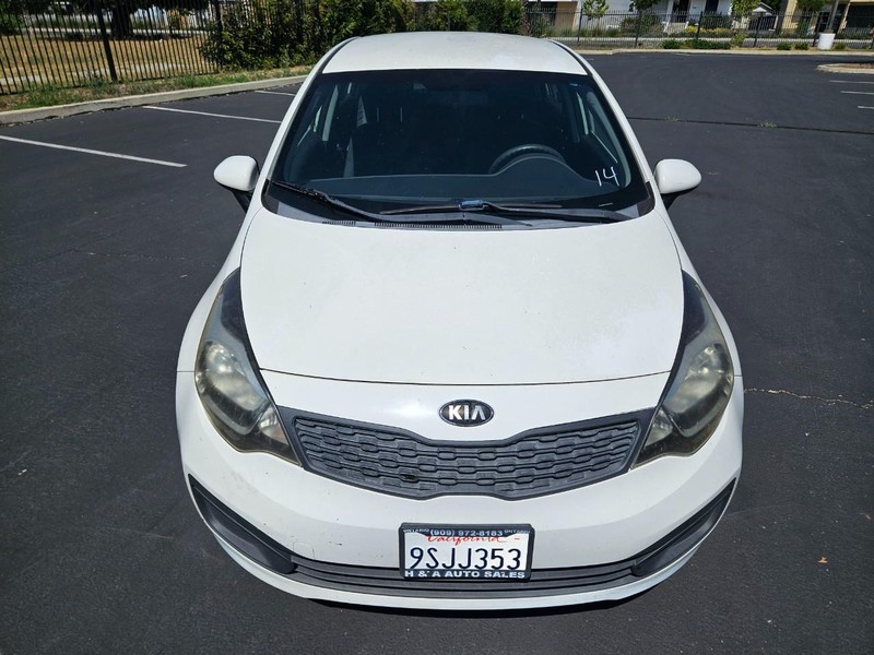 Kia Rio Vehicle Full-screen Gallery Image 08