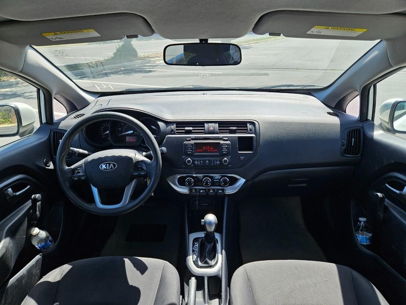 Kia Rio Vehicle Full-screen Gallery Image 09