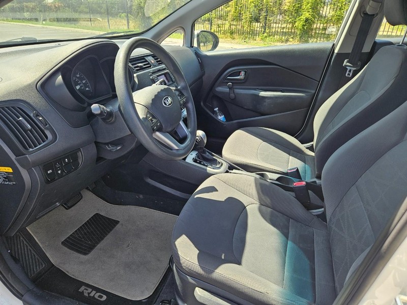 Kia Rio Vehicle Full-screen Gallery Image 11