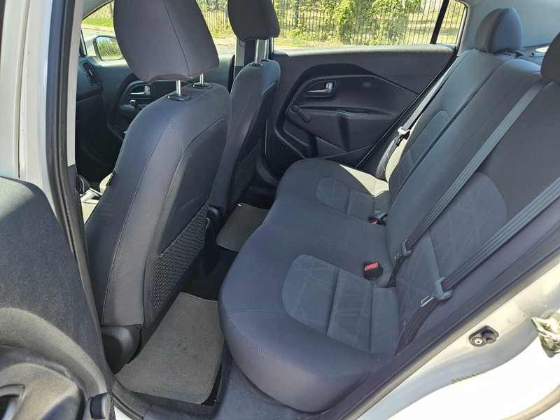 Kia Rio Vehicle Full-screen Gallery Image 12