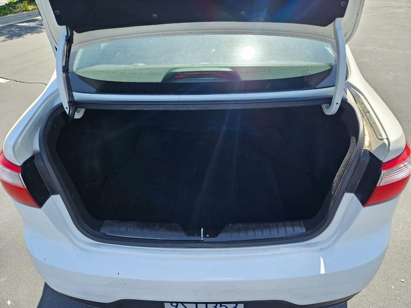 Kia Rio Vehicle Full-screen Gallery Image 13