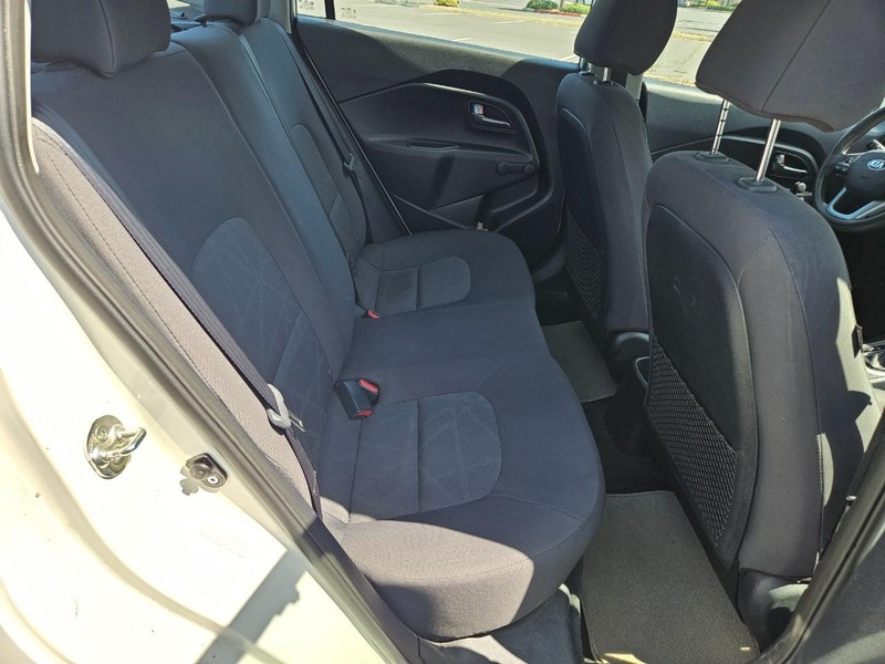 Kia Rio Vehicle Full-screen Gallery Image 14