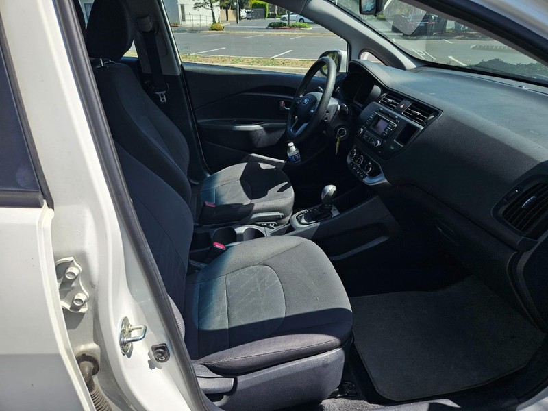 Kia Rio Vehicle Full-screen Gallery Image 15