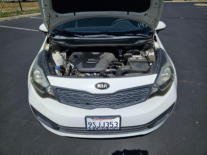 Kia Rio Vehicle Full-screen Gallery Image 16