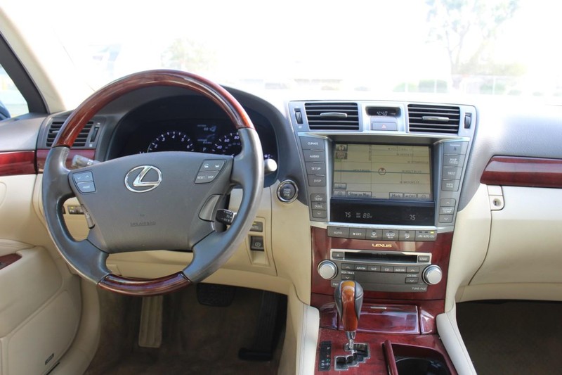 Lexus LS 460 Vehicle Full-screen Gallery Image 09