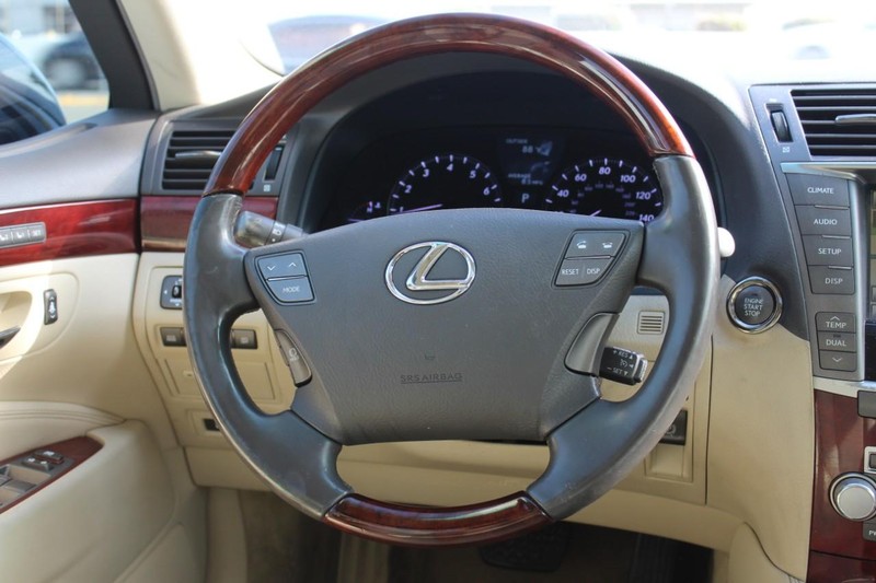 Lexus LS 460 Vehicle Full-screen Gallery Image 10