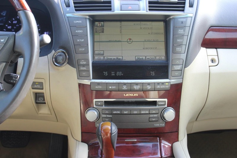 Lexus LS 460 Vehicle Full-screen Gallery Image 11