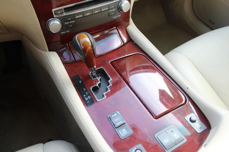 Lexus LS 460 Vehicle Full-screen Gallery Image 14