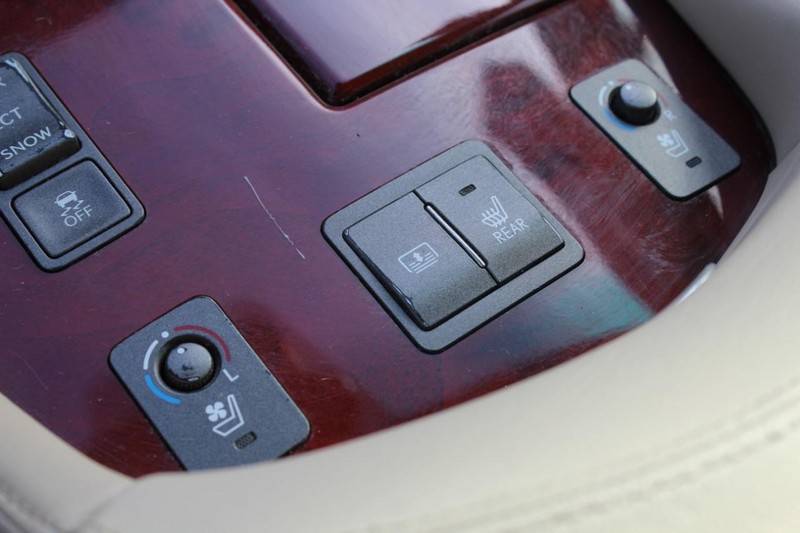 Lexus LS 460 Vehicle Full-screen Gallery Image 15