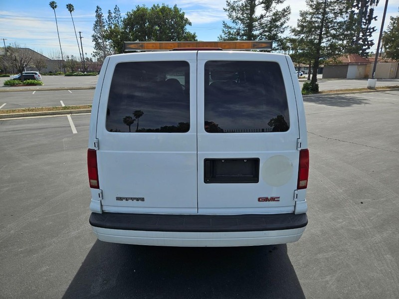 GMC Safari Passenger Vehicle Full-screen Gallery Image 04
