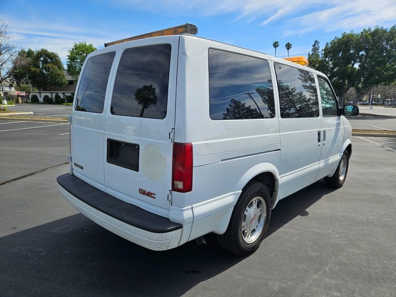 GMC Safari Passenger Vehicle Full-screen Gallery Image 05