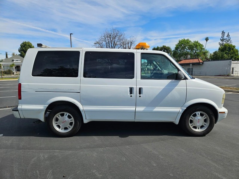 GMC Safari Passenger Vehicle Full-screen Gallery Image 06