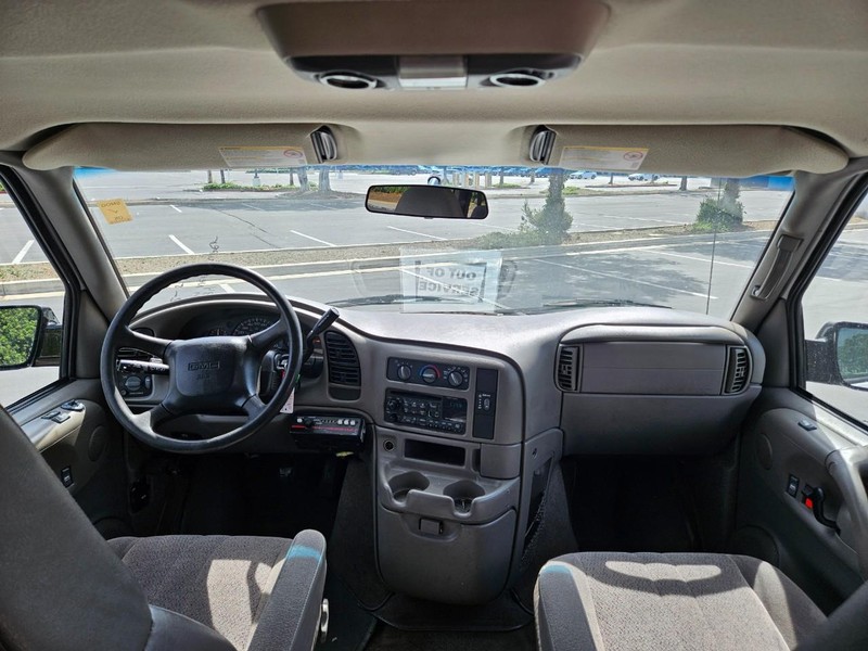 GMC Safari Passenger Vehicle Full-screen Gallery Image 09