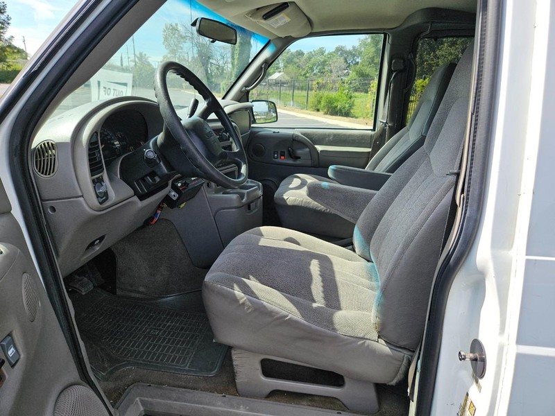 GMC Safari Passenger Vehicle Full-screen Gallery Image 11