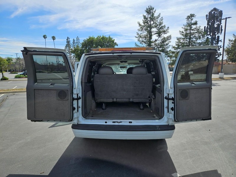 GMC Safari Passenger Vehicle Full-screen Gallery Image 12