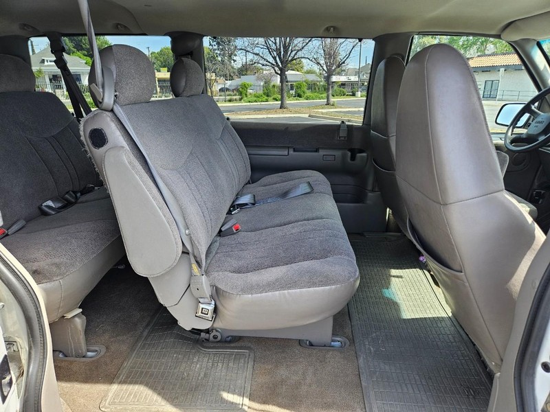 GMC Safari Passenger Vehicle Full-screen Gallery Image 14