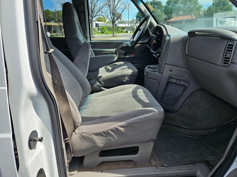 GMC Safari Passenger Vehicle Full-screen Gallery Image 15