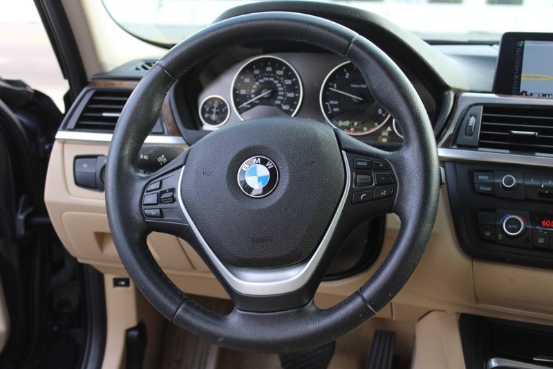 BMW 3 Series Vehicle Full-screen Gallery Image 08