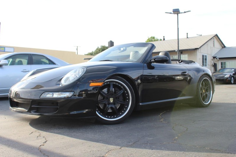 Porsche 911 Vehicle Full-screen Gallery Image 02