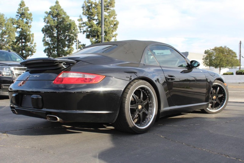 Porsche 911 Vehicle Full-screen Gallery Image 10