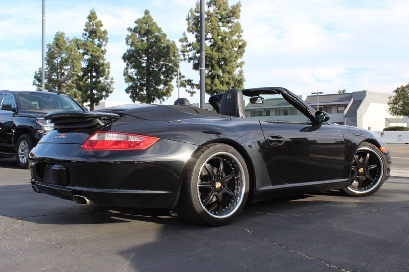 Porsche 911 Vehicle Full-screen Gallery Image 11