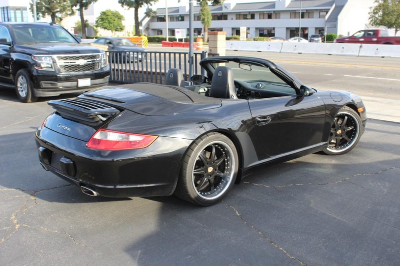 Porsche 911 Vehicle Full-screen Gallery Image 12