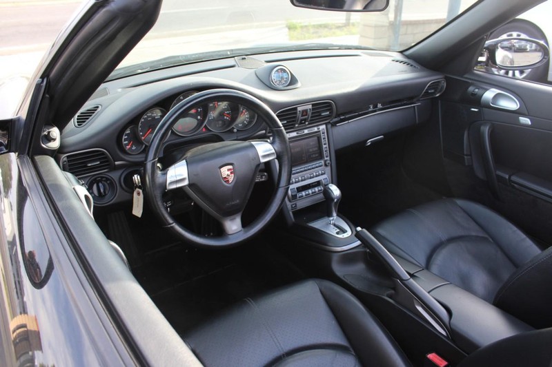 Porsche 911 Vehicle Full-screen Gallery Image 17