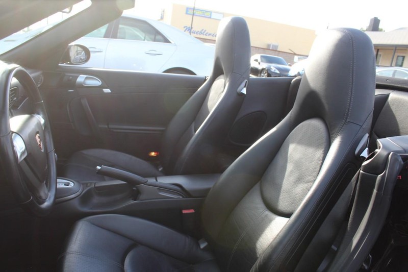 Porsche 911 Vehicle Full-screen Gallery Image 18