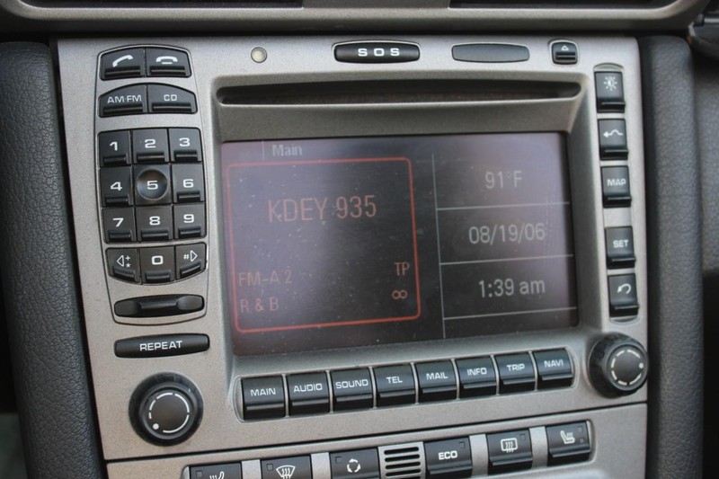 Porsche 911 Vehicle Full-screen Gallery Image 20