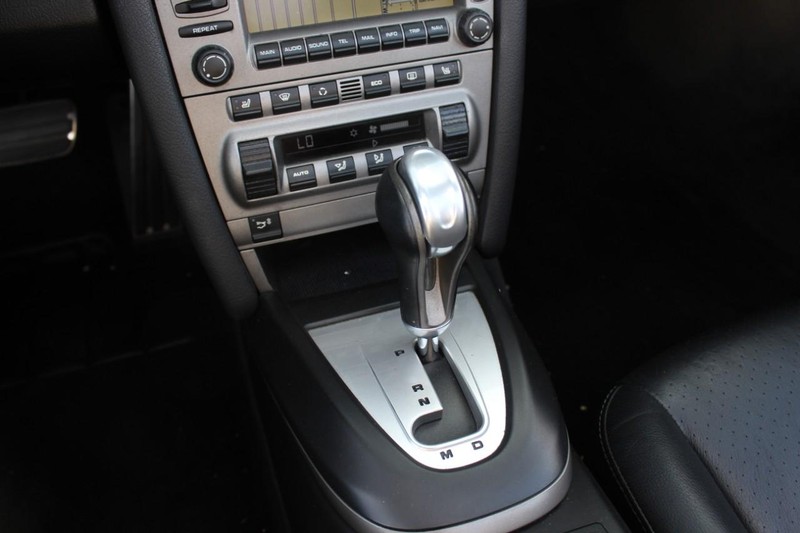 Porsche 911 Vehicle Full-screen Gallery Image 23