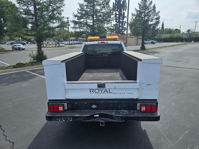 Chevrolet Silverado 2500 Vehicle Full-screen Gallery Image 04