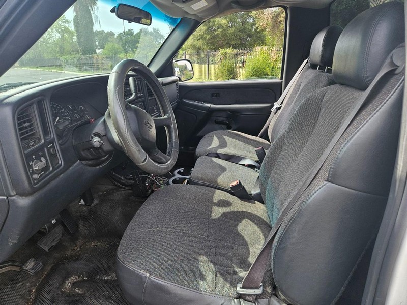 Chevrolet Silverado 2500 Vehicle Full-screen Gallery Image 11