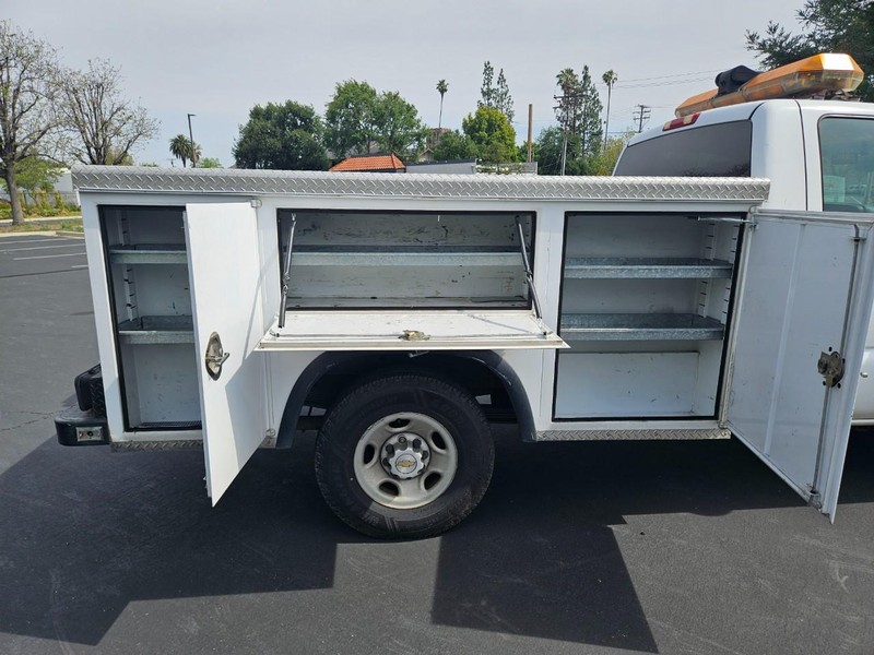 Chevrolet Silverado 2500 Vehicle Full-screen Gallery Image 12