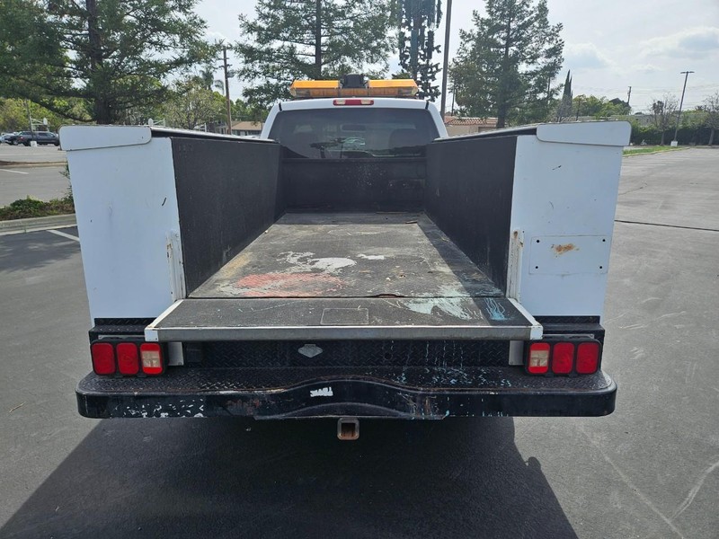 Chevrolet Silverado 2500 Vehicle Full-screen Gallery Image 13