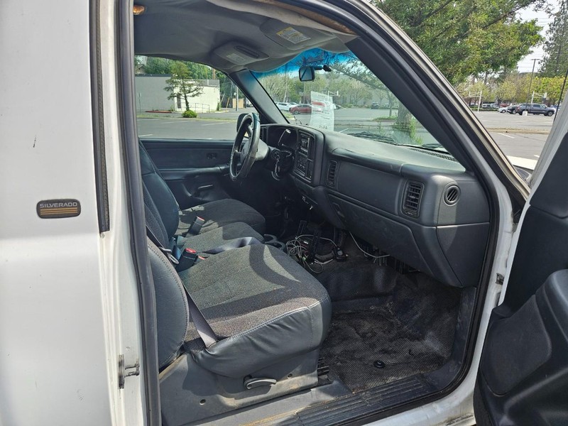 Chevrolet Silverado 2500 Vehicle Full-screen Gallery Image 16